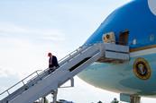 Trump descending Air Force One VC-25A c US Air Force